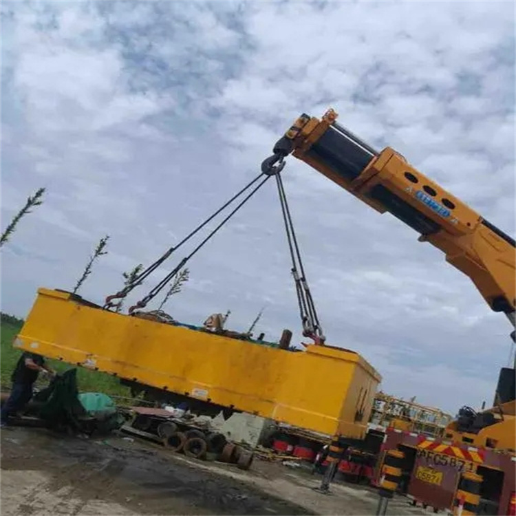 鄂州吊运集装箱的吊车